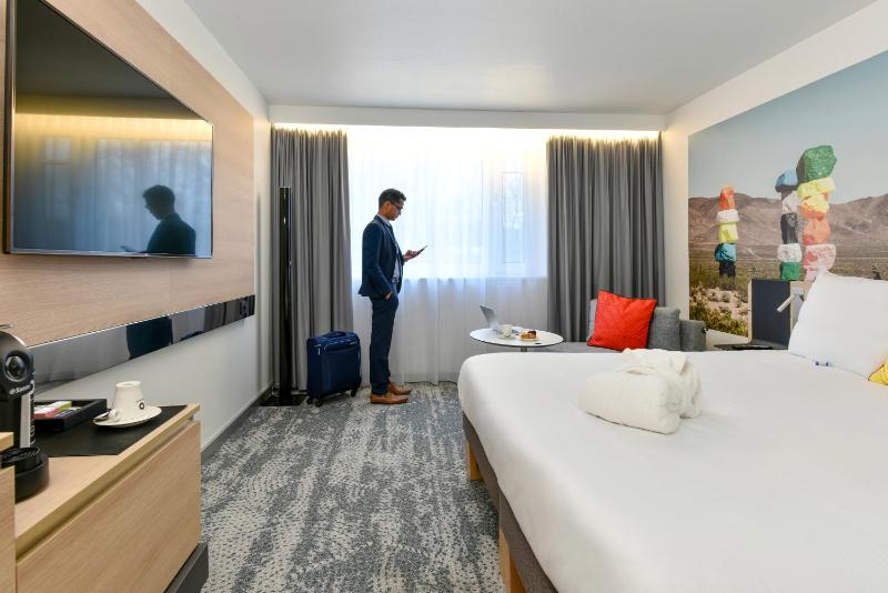 Executive Room with One Double Bed and One Single Sofa Bed  image 2