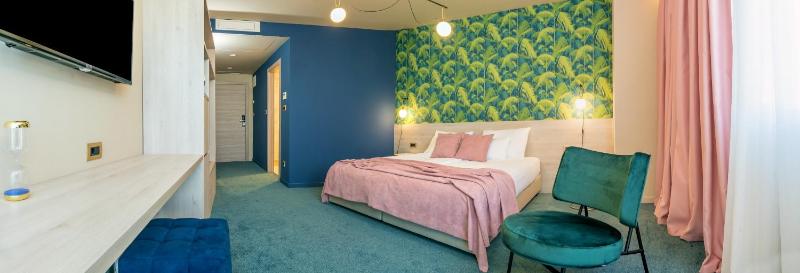 Superior Double or Twin Room with a Terrace Jacuzzi image 4