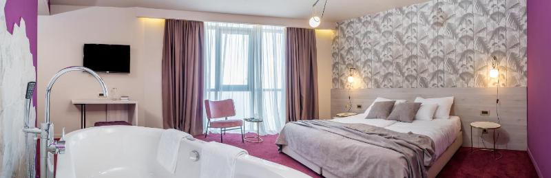 Deluxe Double or Twin Room with Spa Bath image 2