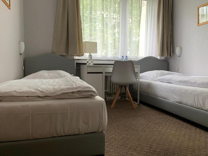 Double Room or Twin room with shared Bathroom image 4