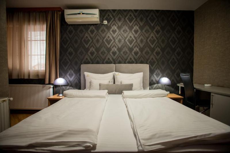 Double Room image 3