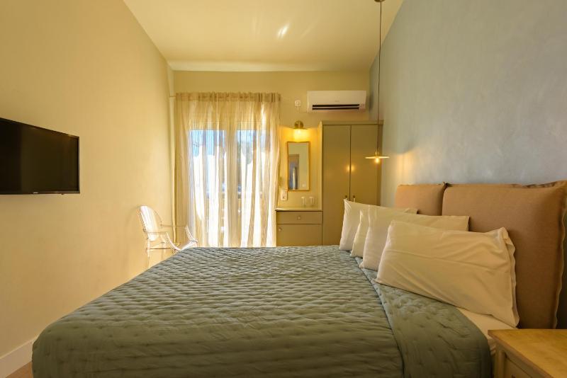 Deluxe Double Room with Sea View image 4