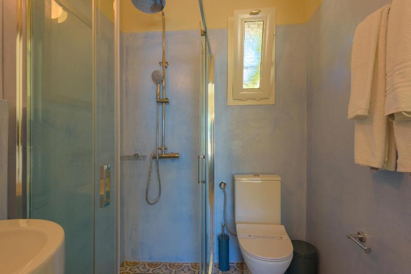 Deluxe Double Room with Sea View image 3
