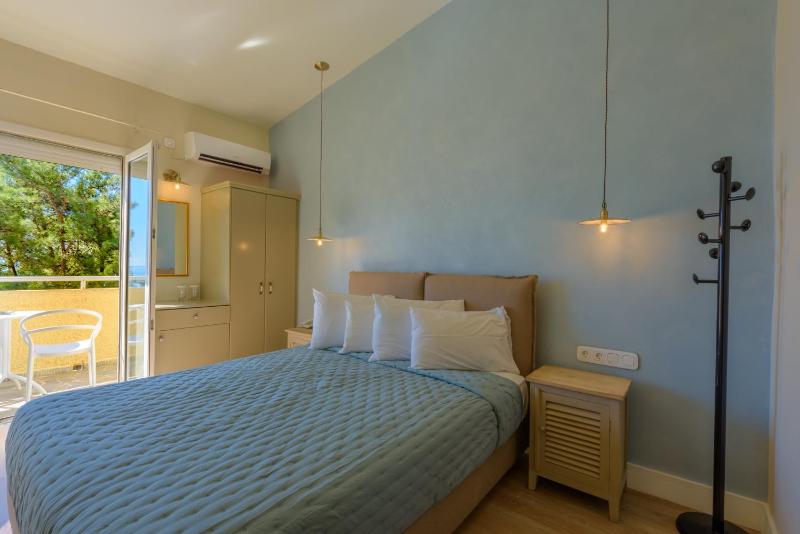 Deluxe Double Room with Sea View image 2