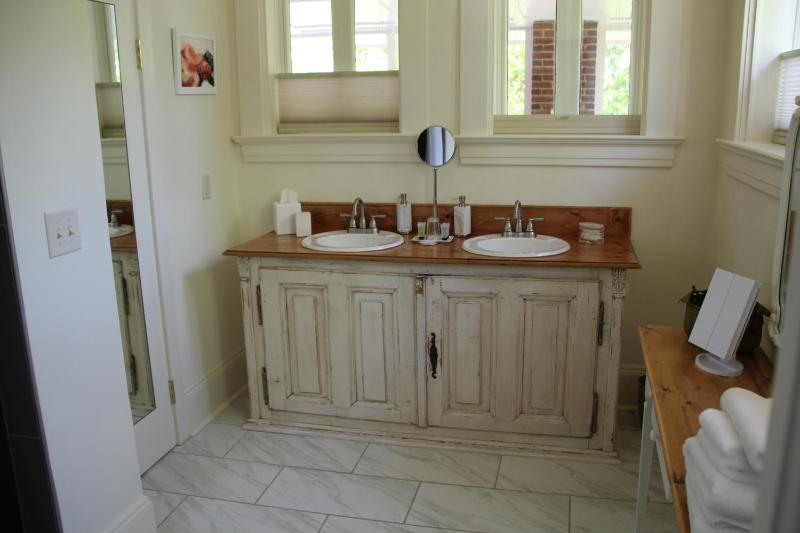 Queen Room image 2