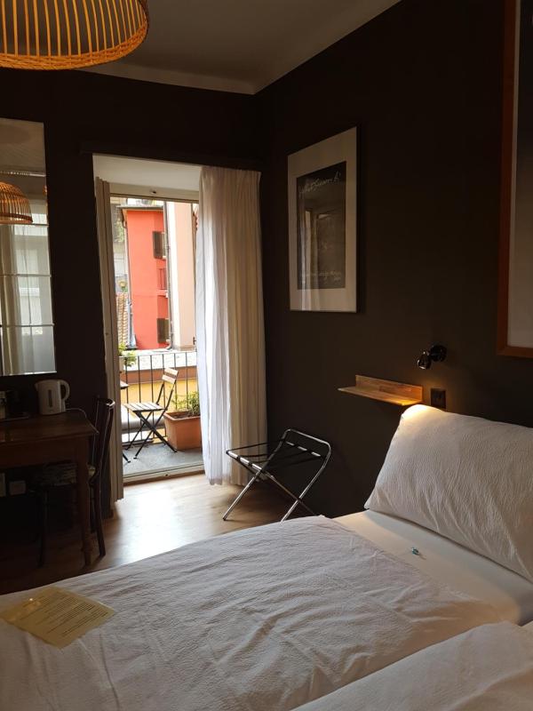 Double Room with Balcony image 2
