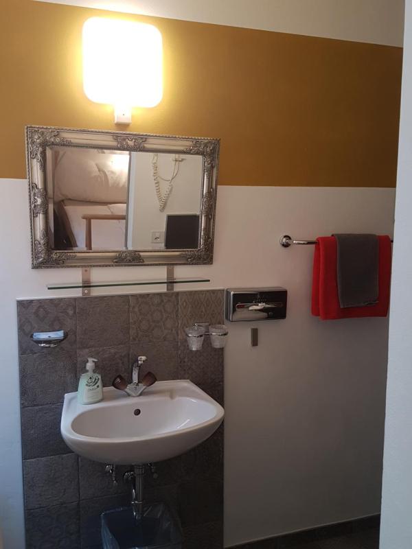 Small Double Room image 3