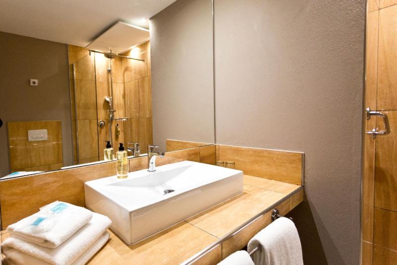 Double or Twin Room image 3
