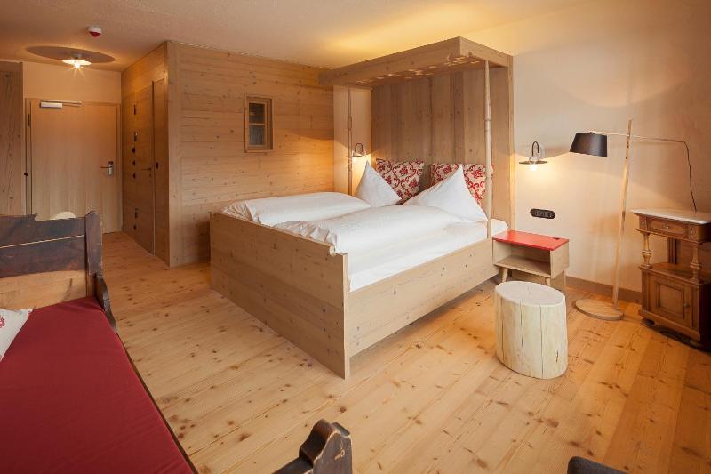 Deluxe Double Room with Balcony image 3