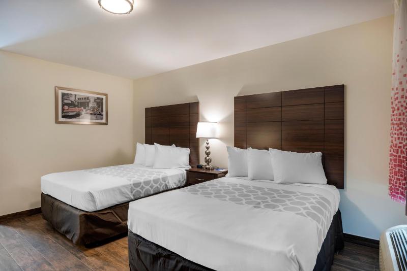 Downtown Hollywood Gardens Inn & Suites - image 24