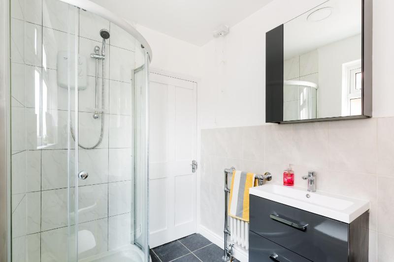 HS2 Contractors and Long Stays for Insurance and Relocations - 4 bedroom House with 7 beds-2 bathrooms & drive - image 20