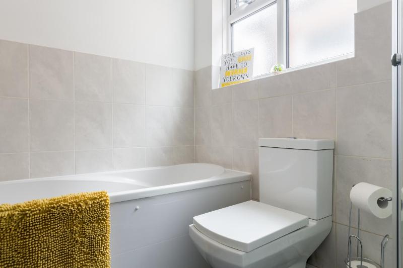 HS2 Contractors and Long Stays for Insurance and Relocations - 4 bedroom House with 7 beds-2 bathrooms & drive - image 29