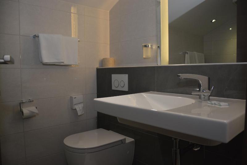 Double or Twin Room with Partial Sea View image 4