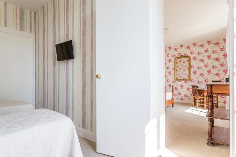 Deluxe Family Suite image 4