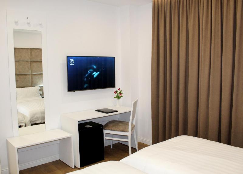 Standard Twin Room image 4