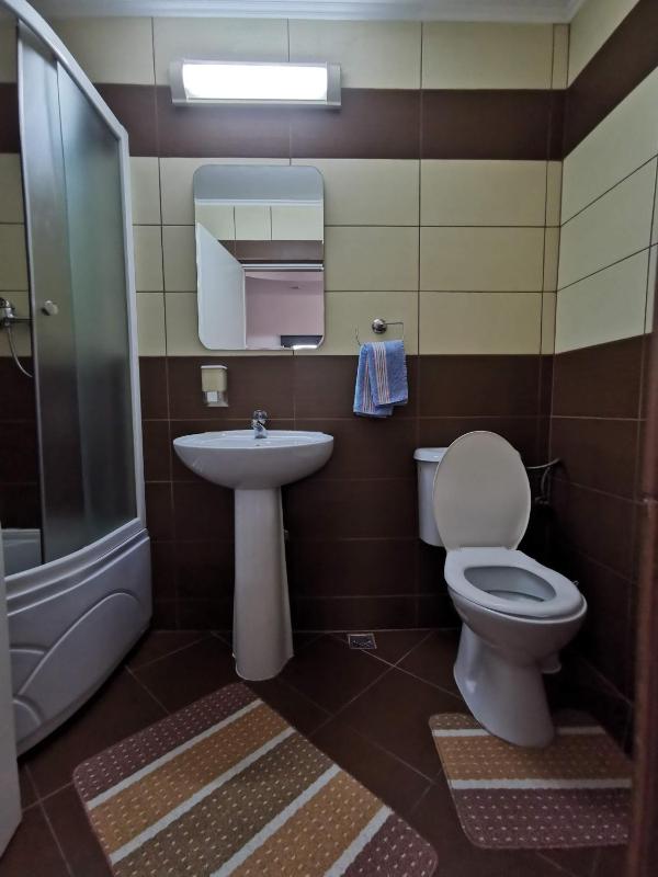 Twin Room with Private Bathroom image 2