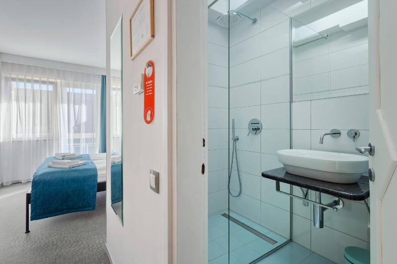Superior Double Room with Balcony image 3