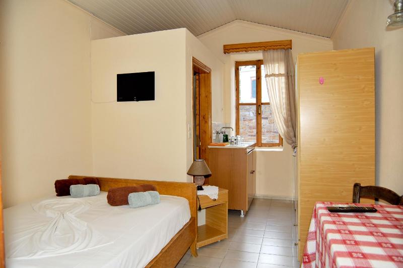 Budget Double Room image 4