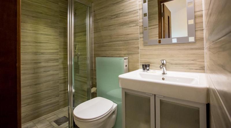 Budget Double Room (140 cm bed) image 4