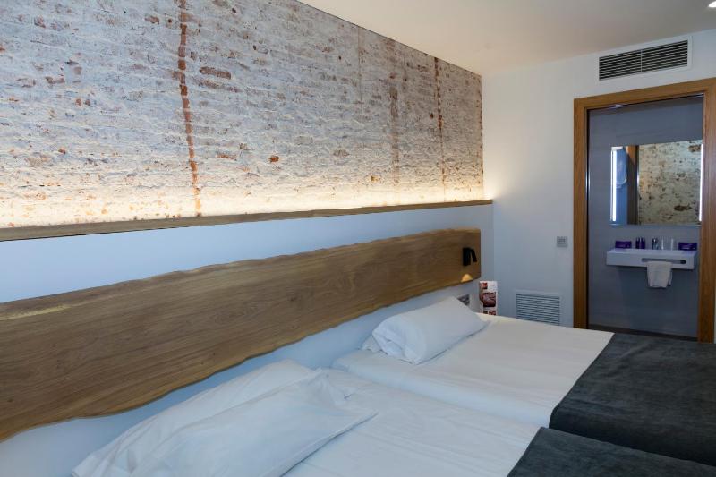 Twin Room image 2