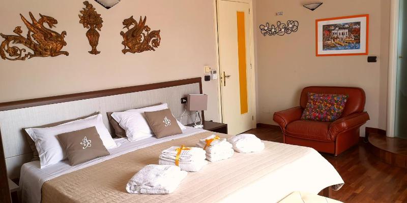 Superior King Room with Balcony image 4