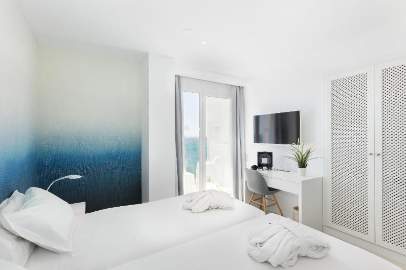 Premium Twin Room with Sea View with Balcony image 2