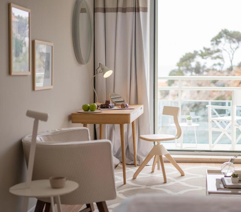 Deluxe Double Room with Balcony and Sea View image 3