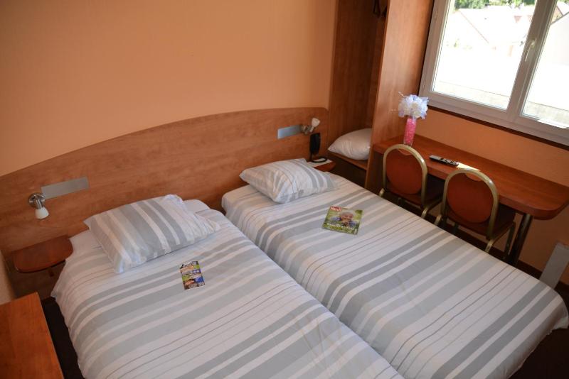 Twin Room image 4