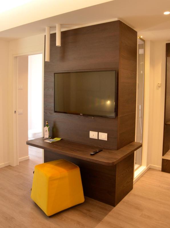 Deluxe Double Room with Balcony image 4