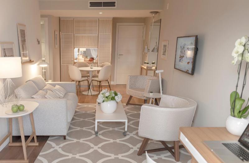 Executive Suite with Balcony and Sea View image 4