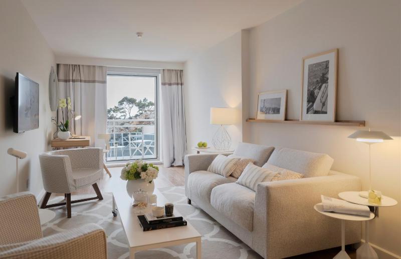 Executive Suite with Balcony and Sea View image 3