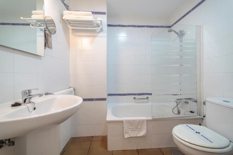 One-Bedroom Apartment image 4