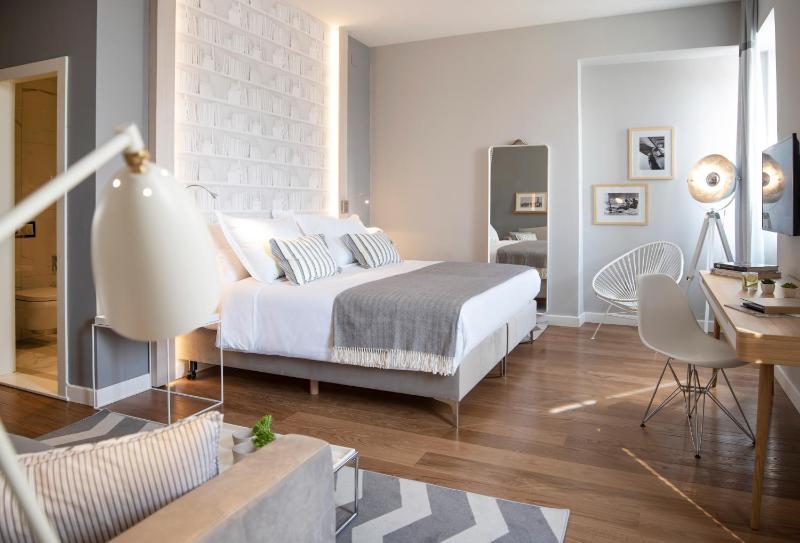 Classic Double Room with Partial Sea View image 4