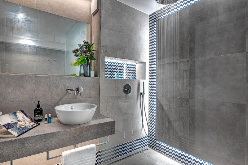 Classic One Bedroom Apartment with Sea View  image 4