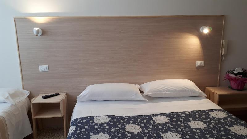Quadruple Room with Bathroom image 4