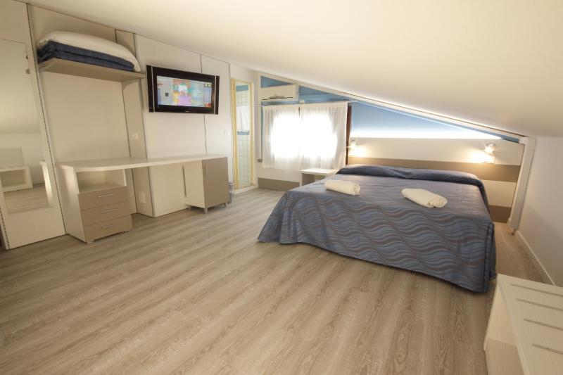 Economy Quadruple Room image 2