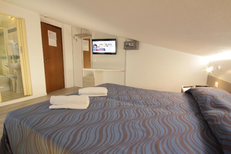 Economy Double Room - Attic image 4