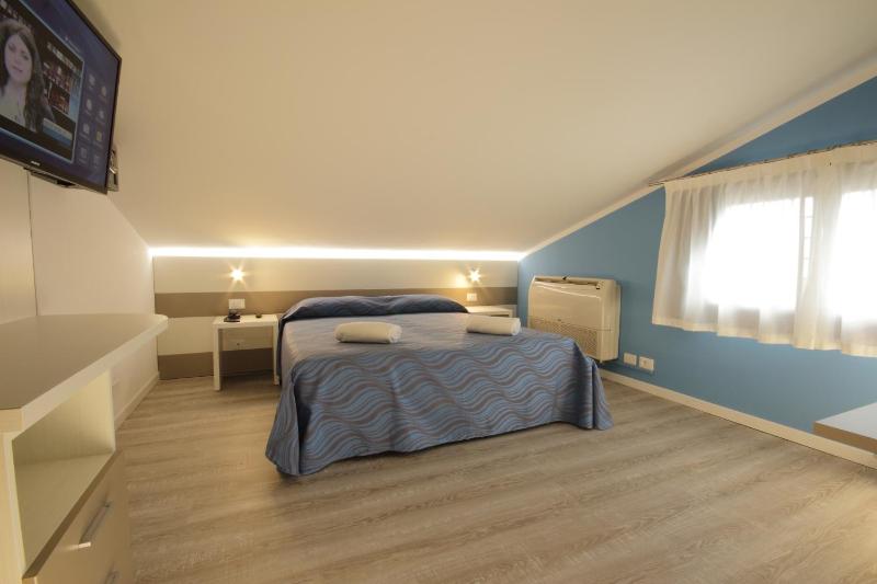 Economy Double Room - Attic image 3