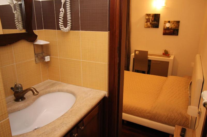 Small Double Room image 4