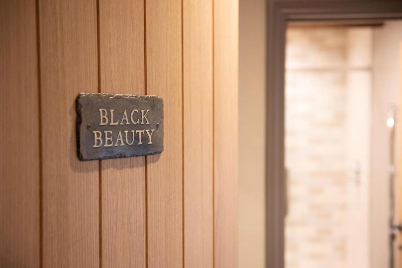 Superior King Room image 3