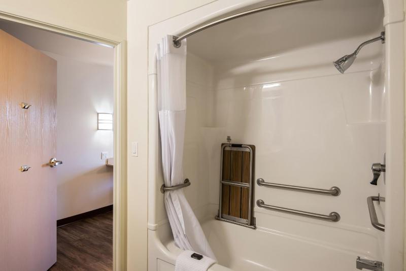 Accessible Queen Room image 2
