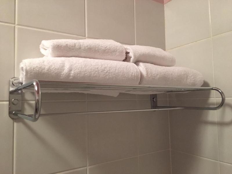 Standard Quadruple Room image 4