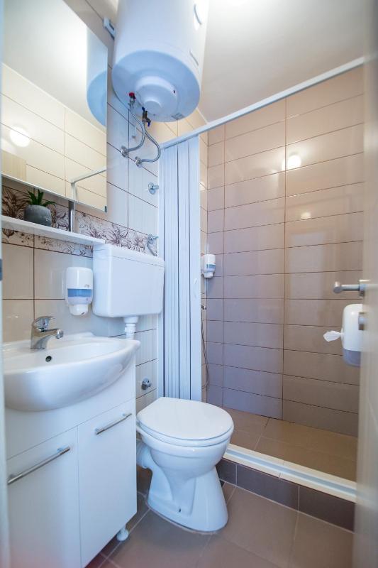 Triple Room with Balcony image 3