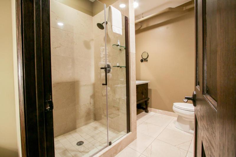 Luxury Queen Suite image 2
