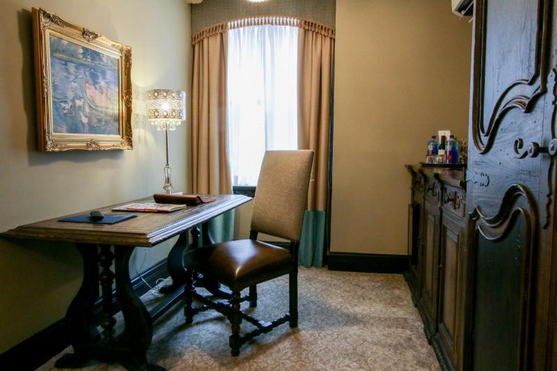 Luxury Queen Suite image 1