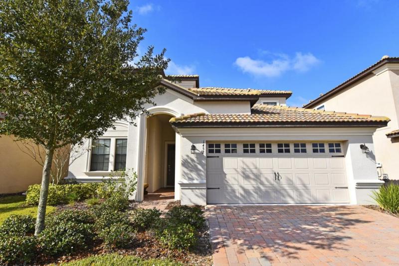 Six-Bedroom House image 3
