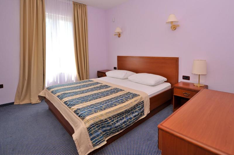 Three-Bedroom Suite with Side Sea View image 2