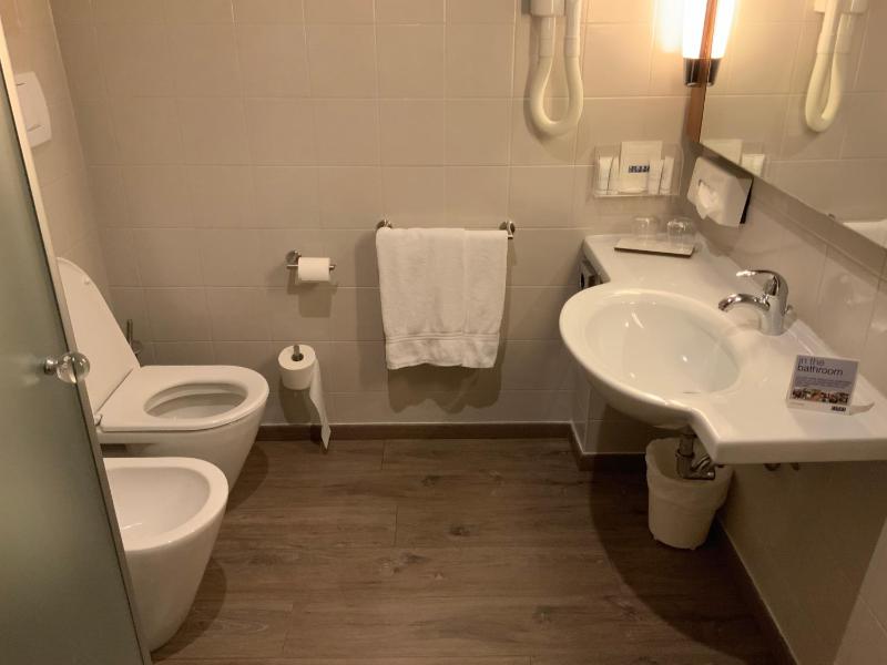 Deluxe Room image 3