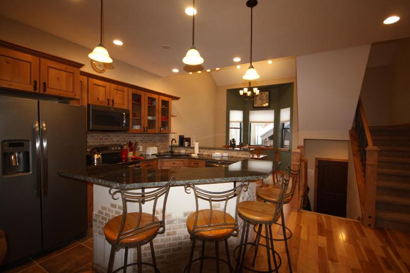 Three-Bedroom Townhouse image 3