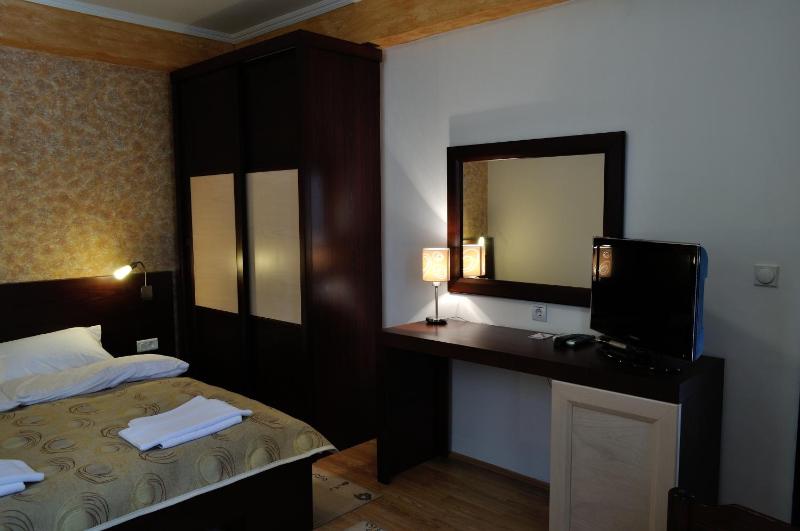 Standard Double Room image 3